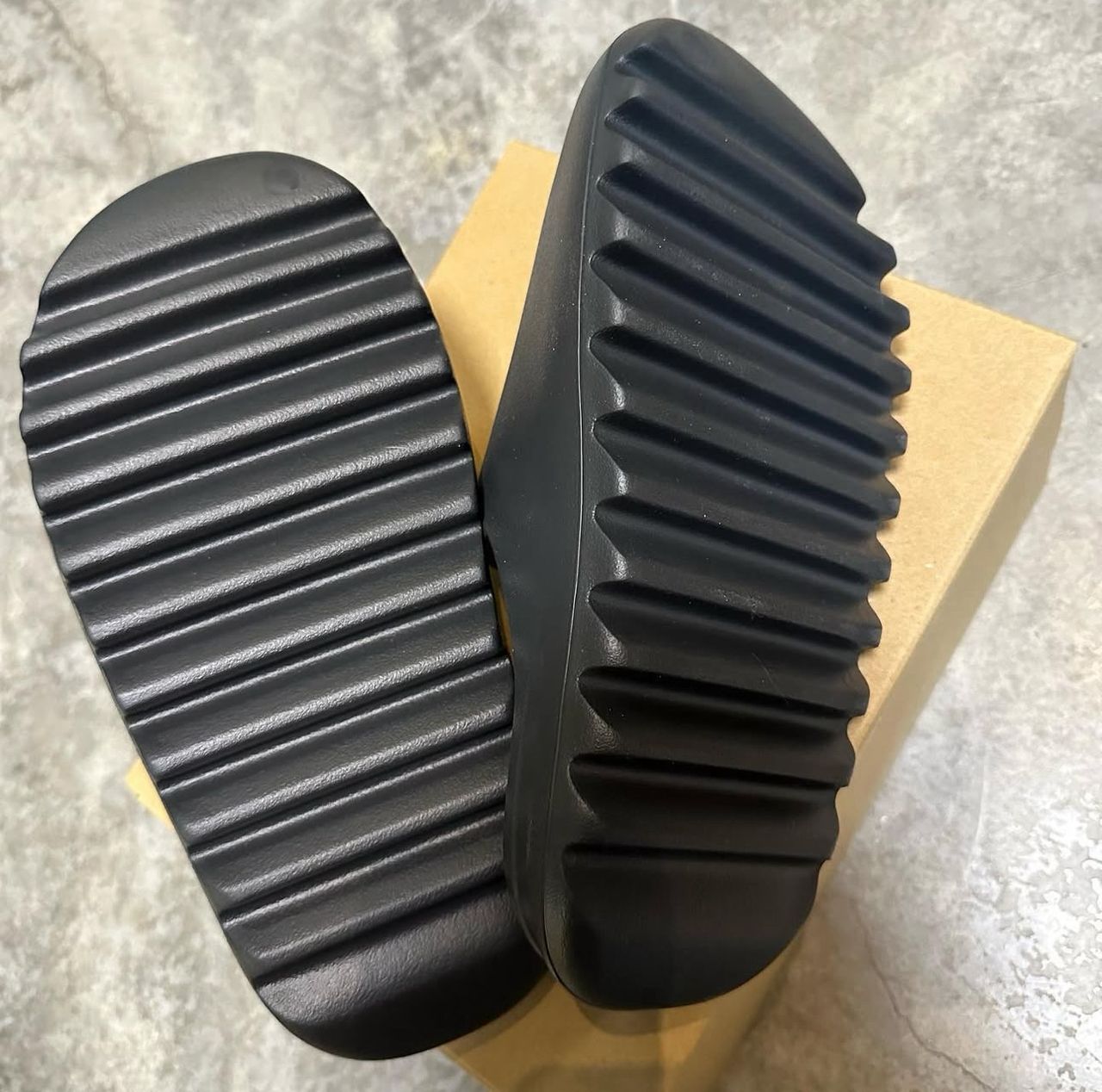 YEZZY SANDALES